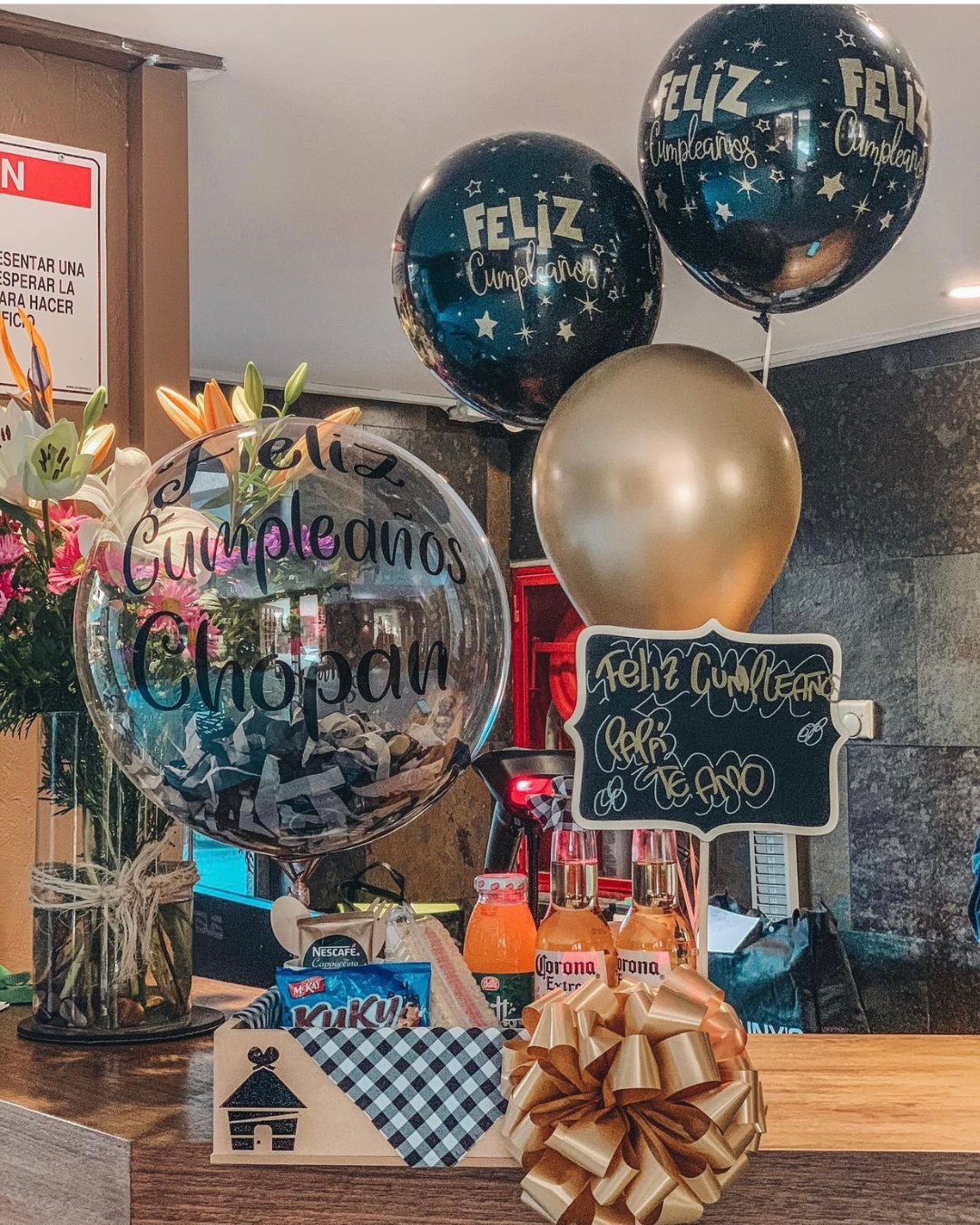 Desayuno para Ellos con helio y pizarra