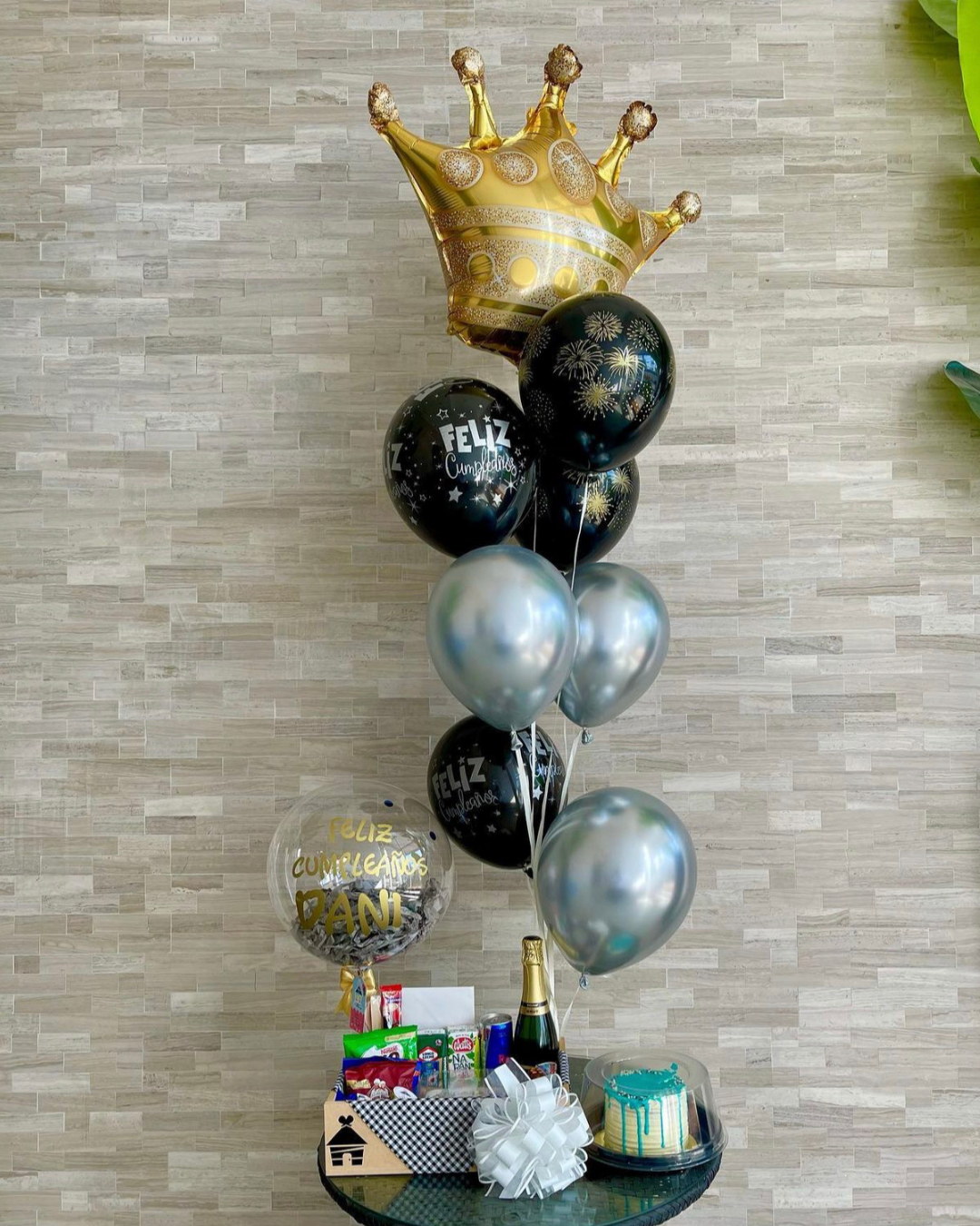 Desayuno Full Tradicional decoración con helio y corona