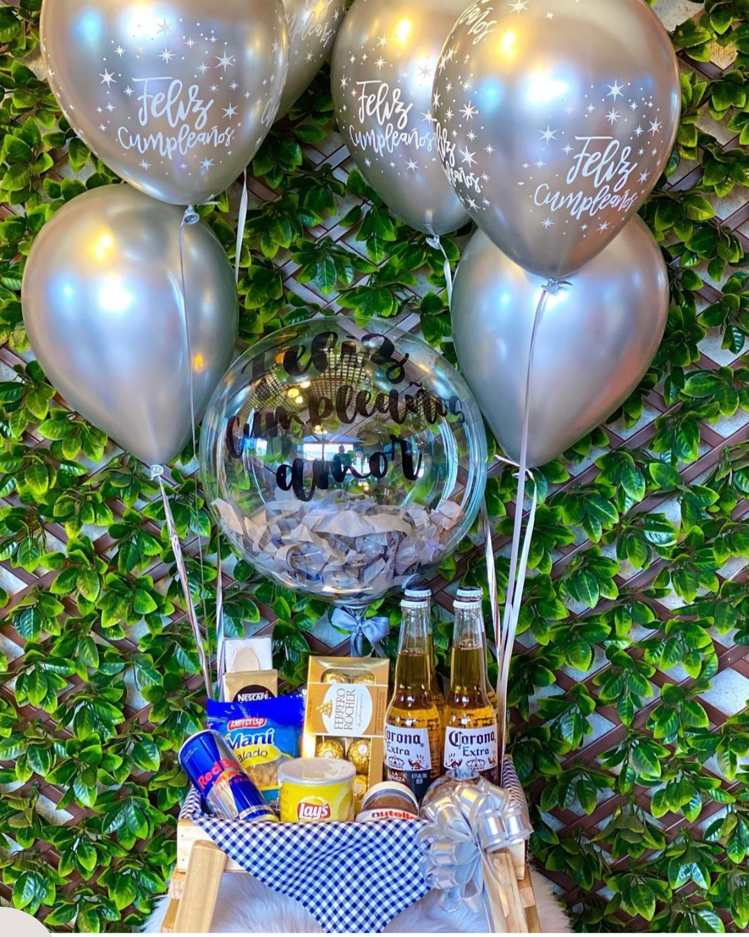 Desayuno Papitos en bandeja de cama y helio