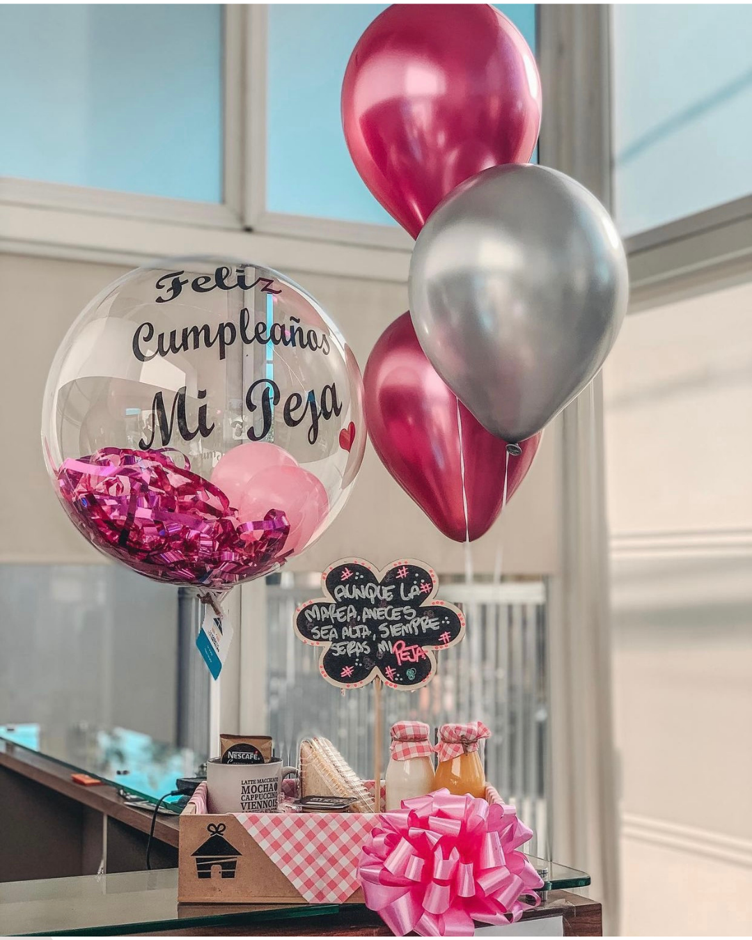 Desayuno tradicional con decoración helio básica y pizarra